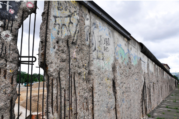 Spy Family スパイファミリー 漫画10巻の舞台のモデルになったのは 旧東ドイツと西ドイツ ベルリンの壁崩壊理由 Spy Family スパイファミリー 漫画10巻の舞台のモデルになったのは 旧東ドイツと西ドイツ ベルリンの壁崩壊理由